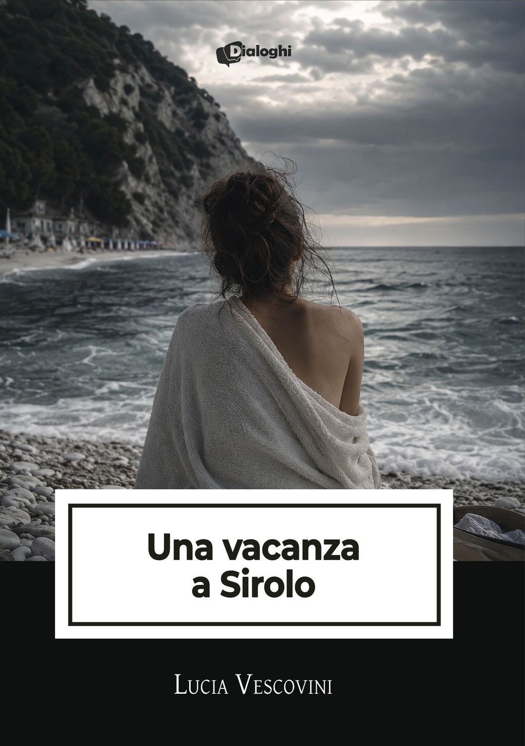 Copertina del libro 'Una vacanza a Sirolo' di Lucia Vescovini: una donna avvolta in un telo, di spalle, guarda il mare mosso da una spiaggia di ciottoli sotto un cielo nuvoloso